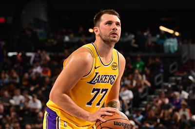Báo cáo chấn thương: Doncic bị bong gân một ngón tay trên bàn tay trái và có khả năng ra sân trong trận đấu ngày mai với Kings