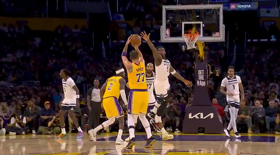 Không thể mang theo nó! Doncic ghi được 23 điểm chỉ trong một hiệp đấu, còn Lakers mất 40 điểm trong hiệp một mà vẫn giữ được tốc độ.