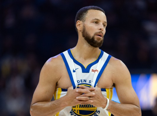 Yong San điên rồi! Curry ghi 22 điểm trong một hiệp đấu, Warriors ghi 43 điểm để lật ngược thế cờ và Spurs ghi 8 điểm