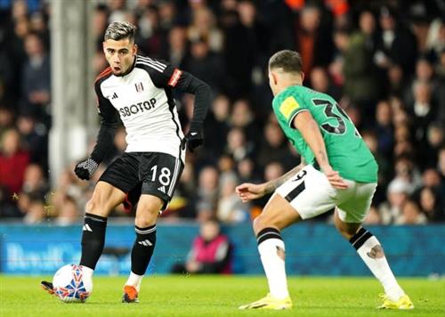 Fulham đấu với Newcastle United