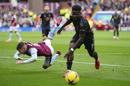 Aston Villa đấu với Arsenal