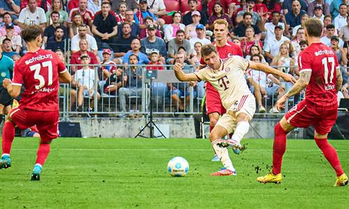 Bayern Munich đấu với Freiburg