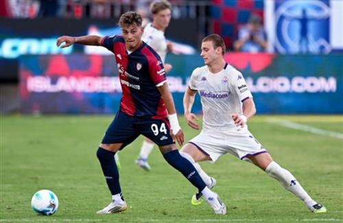 Cagliari đấu với Fiorentina
