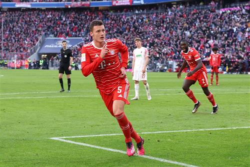 Bayern Munich đấu với Augsburg