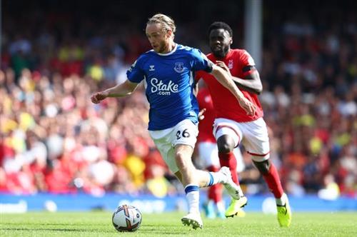 Nottingham đấu với Everton