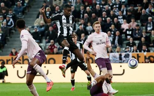 Newcastle United đấu với Brentford