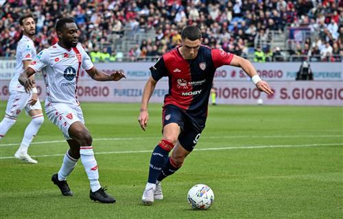 Cagliari đấu với Monza